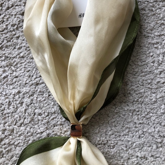 H&M Small Triangular Scarf .NWT. - Picture 2 of 5